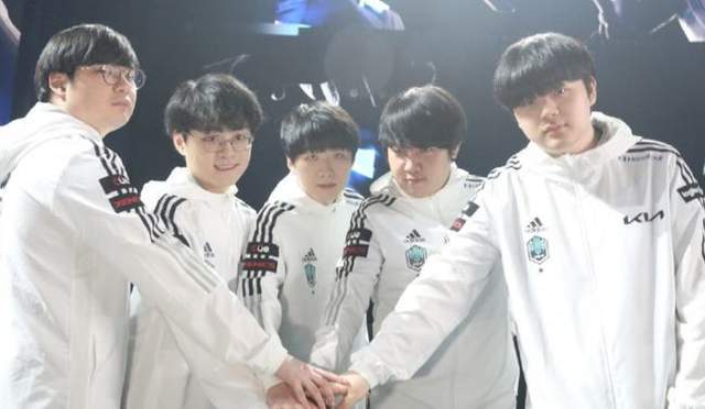 仍高居頂尖 仍高居頂尖